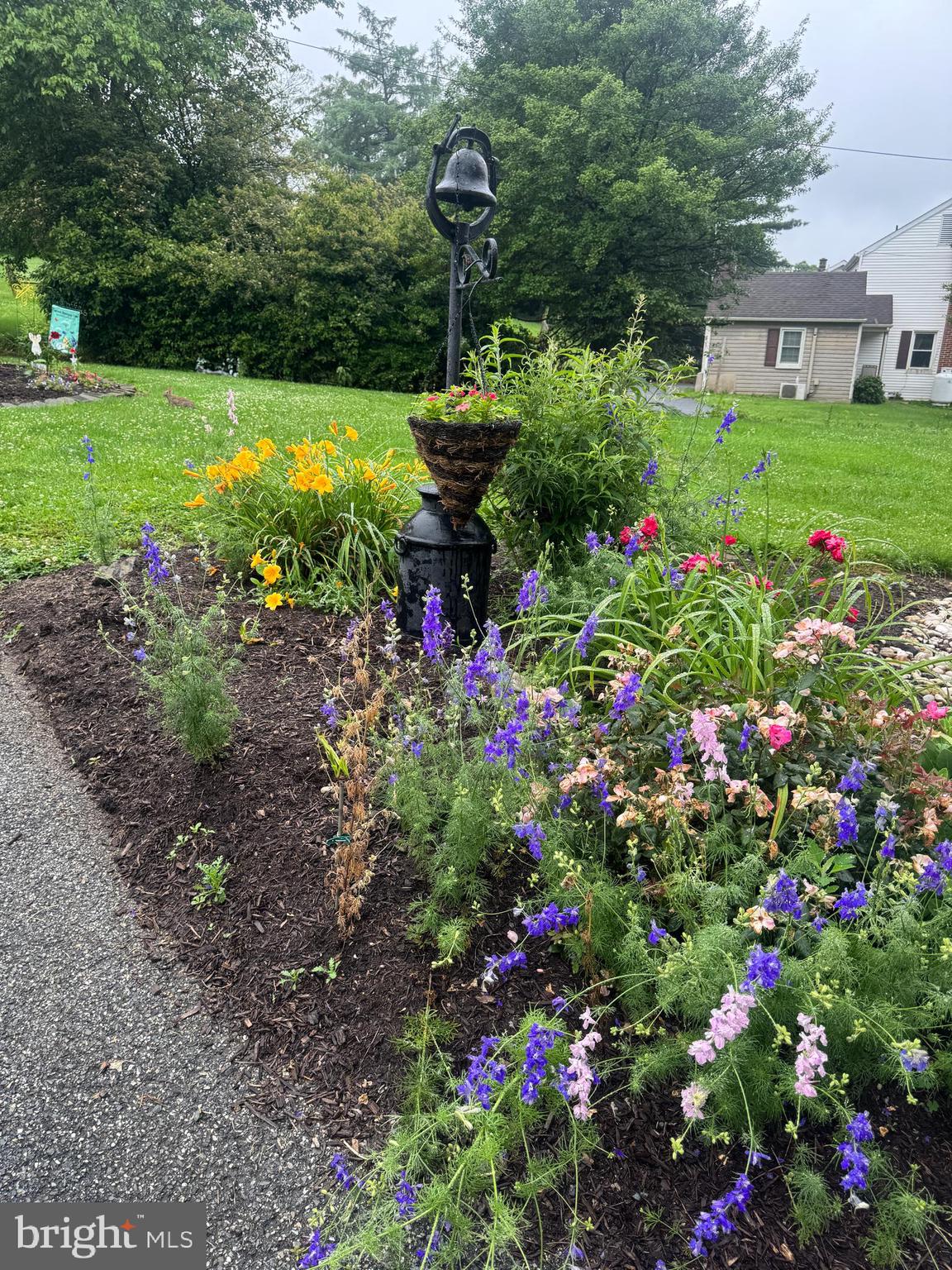 18 Benedict Road Lancaster, PA 17603 - Photo 8 of 37 beautiful flower beds