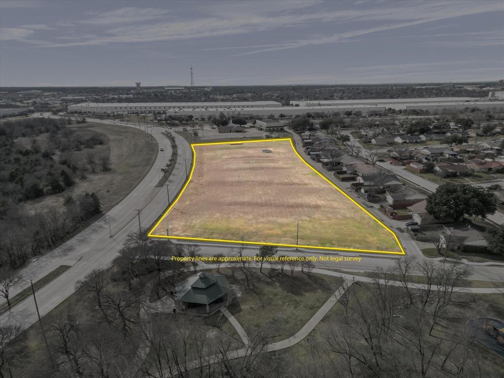 915 North Peachtree Road Mesquite, TX 75149 - Photo 5 of 10 a view of a swimming pool