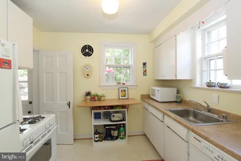 810 Violet Place Silver Spring, MD 20910 - Photo 15 of 22 Kitchen