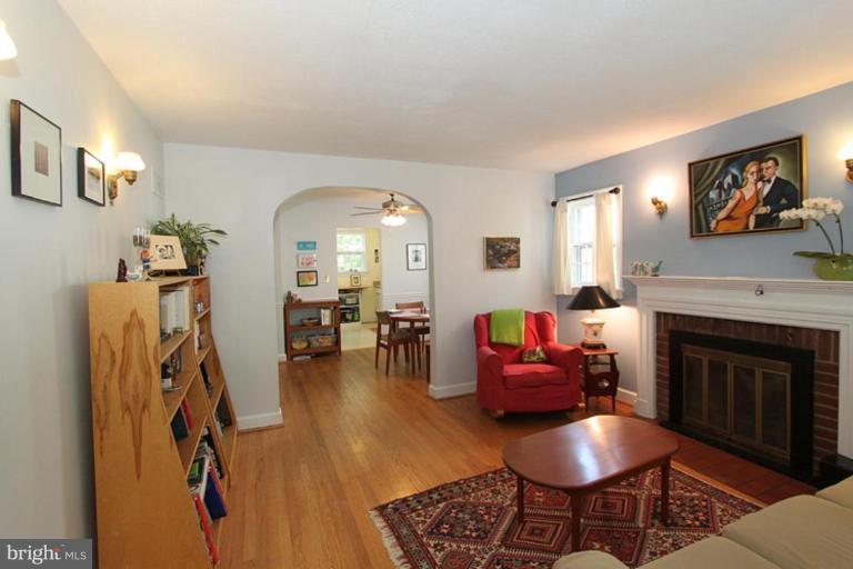 810 Violet Place Silver Spring, MD 20910 - Photo 17 of 22 Living Room