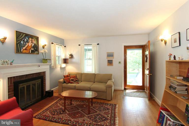 810 Violet Place Silver Spring, MD 20910 - Photo 19 of 22 Living Room #3