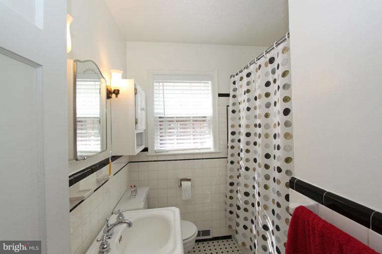 810 Violet Place Silver Spring, MD 20910 - Photo 4 of 22 Bath #1
