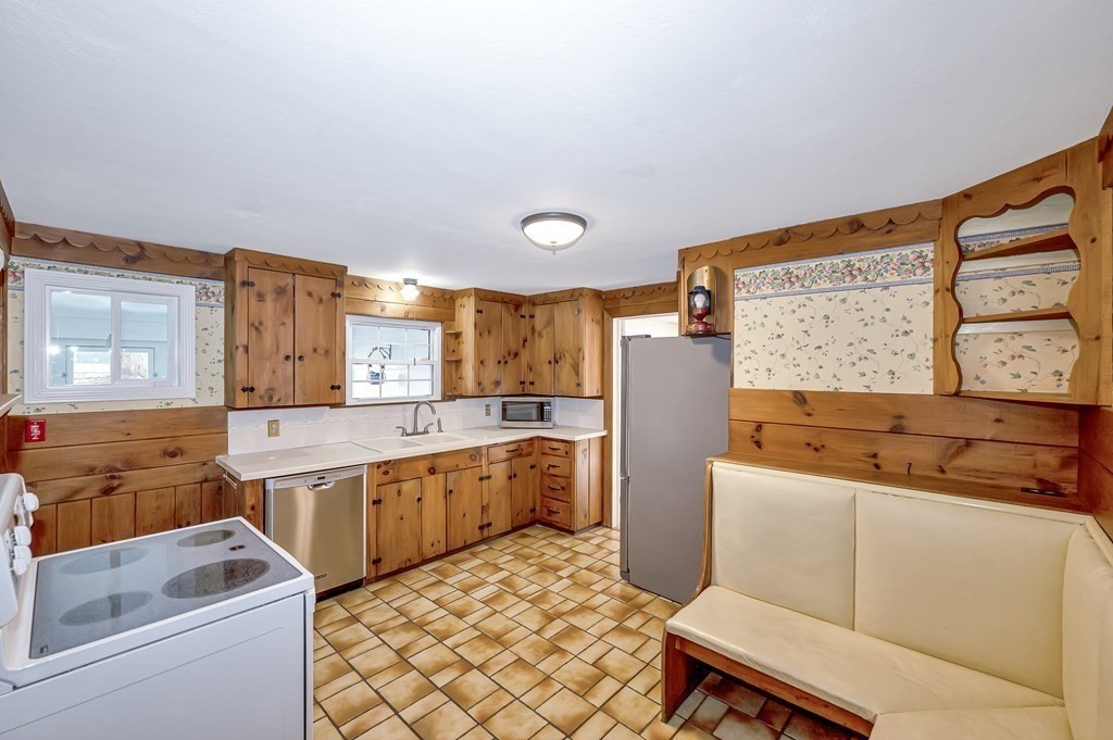 1211 Bradley Road Springfield, MA 01118 - Photo 11 of 32
