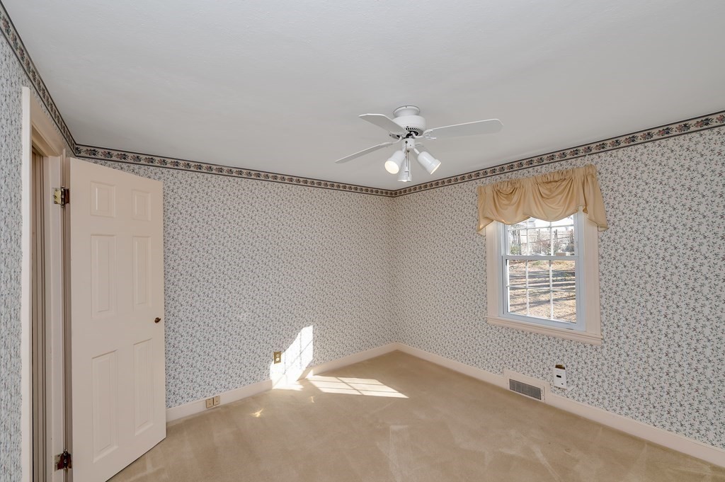 1211 Bradley Road Springfield, MA 01118 - Photo 15 of 32