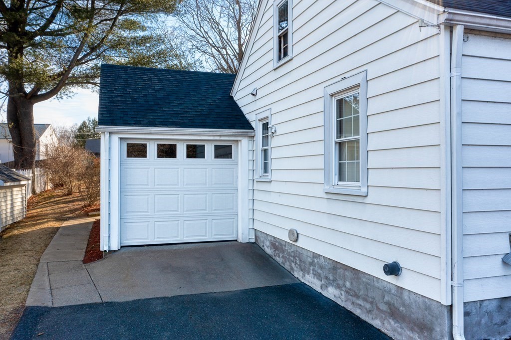 1211 Bradley Road Springfield, MA 01118 - Photo 3 of 32