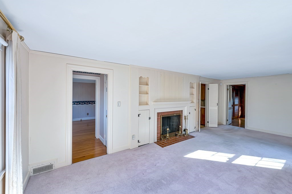 1211 Bradley Road Springfield, MA 01118 - Photo 7 of 32