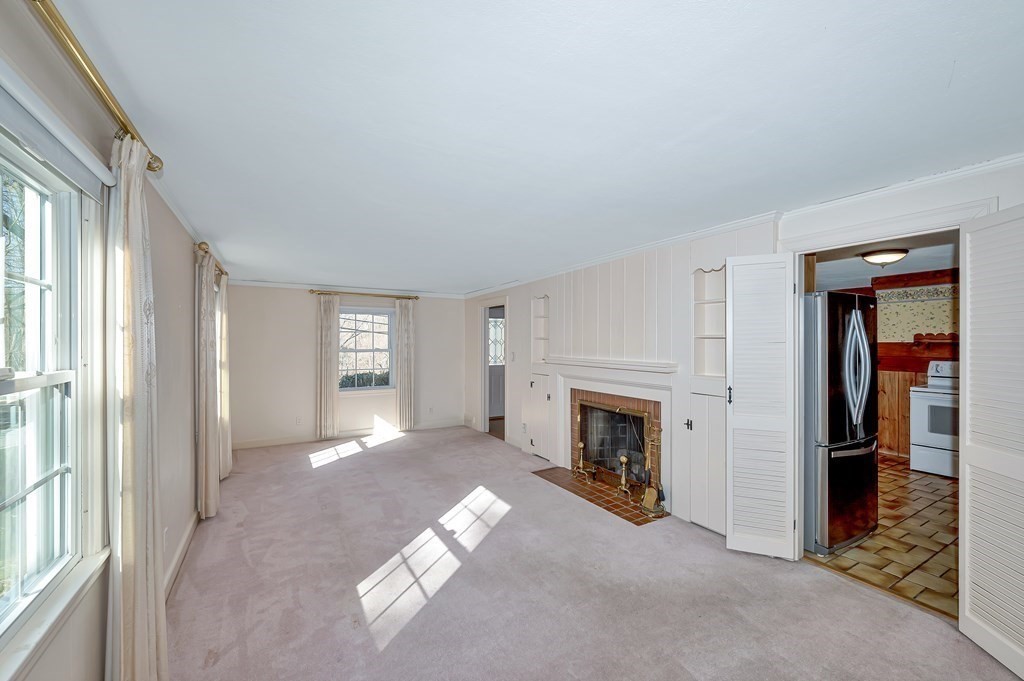 1211 Bradley Road Springfield, MA 01118 - Photo 9 of 32