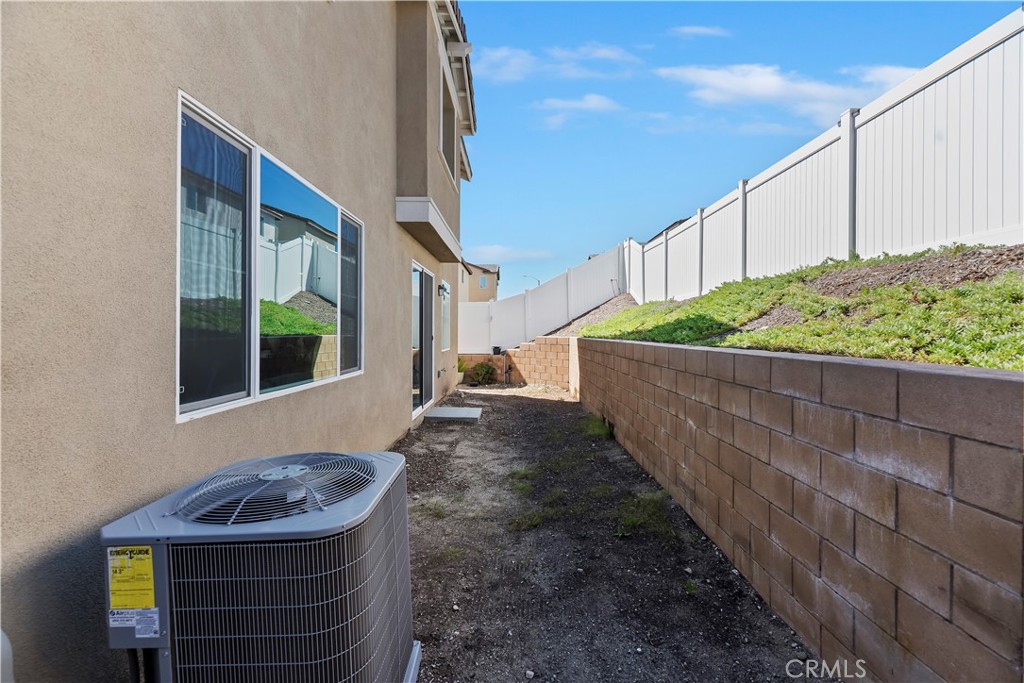 364 Castaic Way Rialto, CA 92377 - Photo 32 of 63