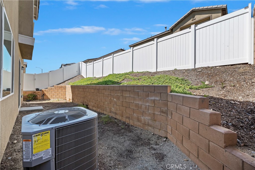 364 Castaic Way Rialto, CA 92377 - Photo 35 of 63