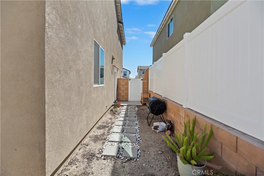 364 Castaic Way Rialto, CA 92377 - Photo 37 of 63