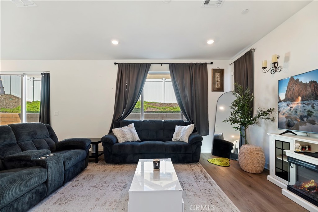 364 Castaic Way Rialto, CA 92377 - Photo 4 of 63