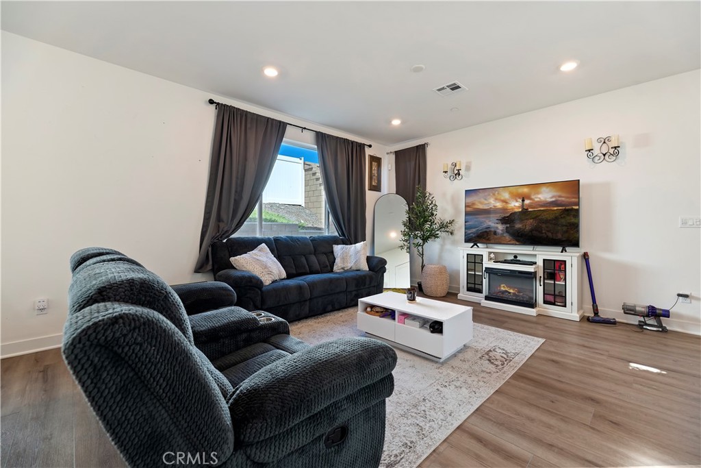 364 Castaic Way Rialto, CA 92377 - Photo 5 of 63