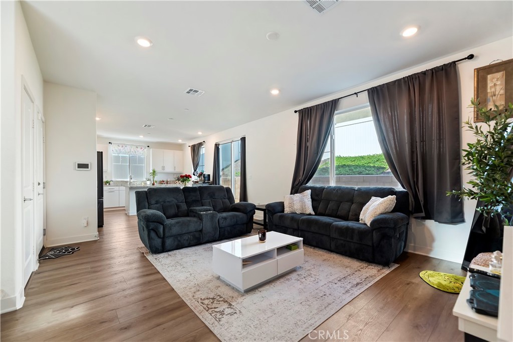 364 Castaic Way Rialto, CA 92377 - Photo 6 of 63