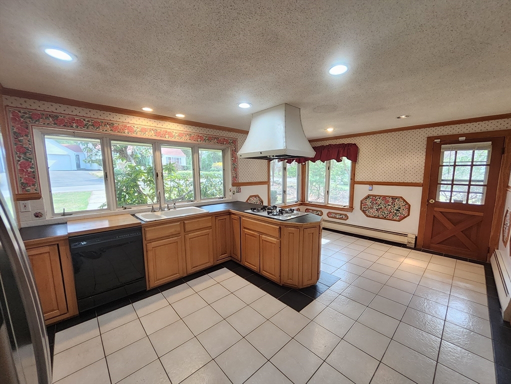 212 Chestnut Street Andover, MA 01810 - Photo 18 of 31 a large kitchen with a large window
