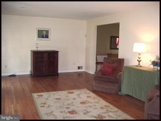 8802 Bells Mill Road Potomac, MD 20854 - Photo 6 of 17 Living Room