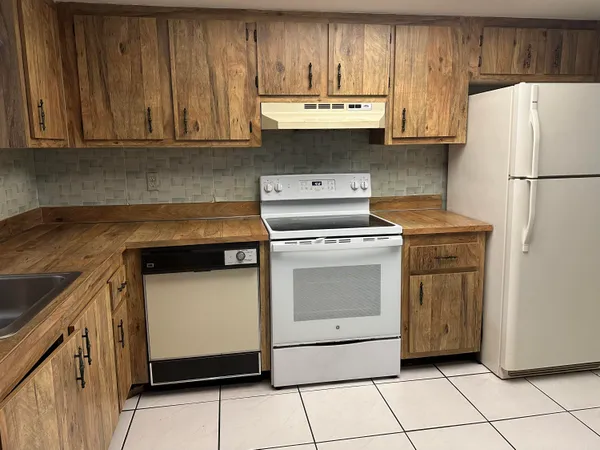 $2,200 | 6049 Olivewood Circle, Greenacres, FL 33463