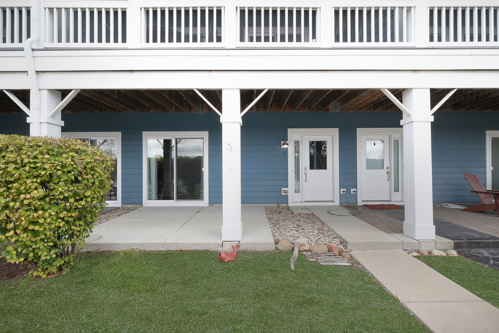 5 River Row Ottawa, IL 61350 - Photo 22 of 37 a front view of a house with a garden