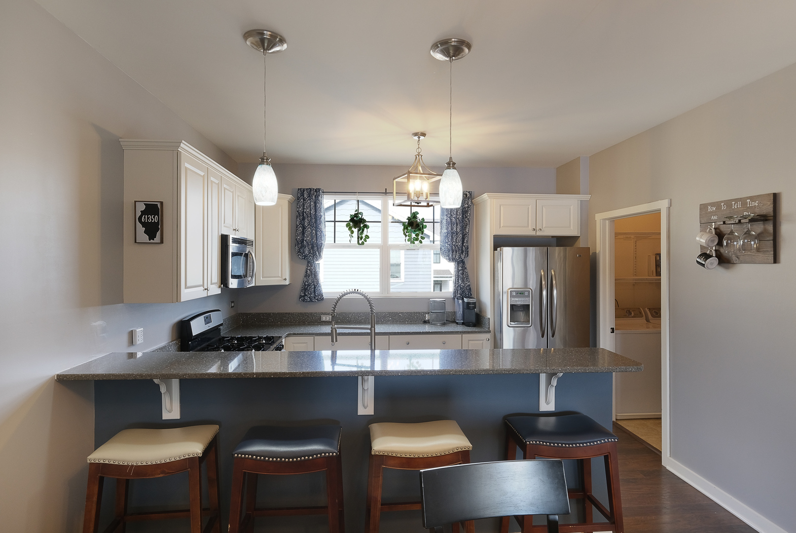 5 River Row Ottawa, IL 61350 - Photo 6 of 37 a kitchen with a table chairs stove and cabinets