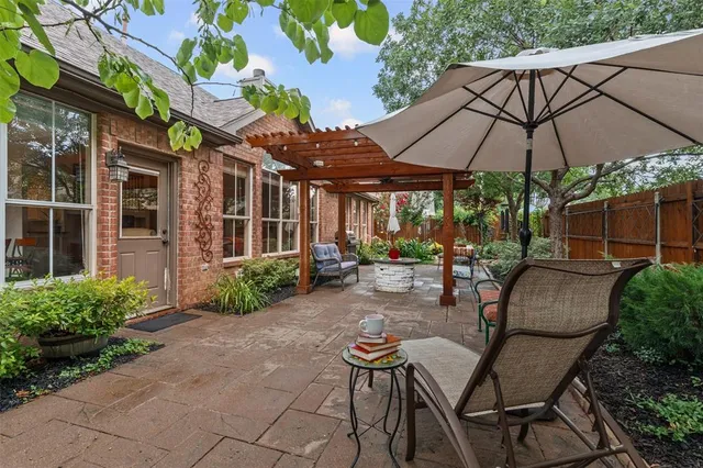 a view of a house with backyard and sitting area
