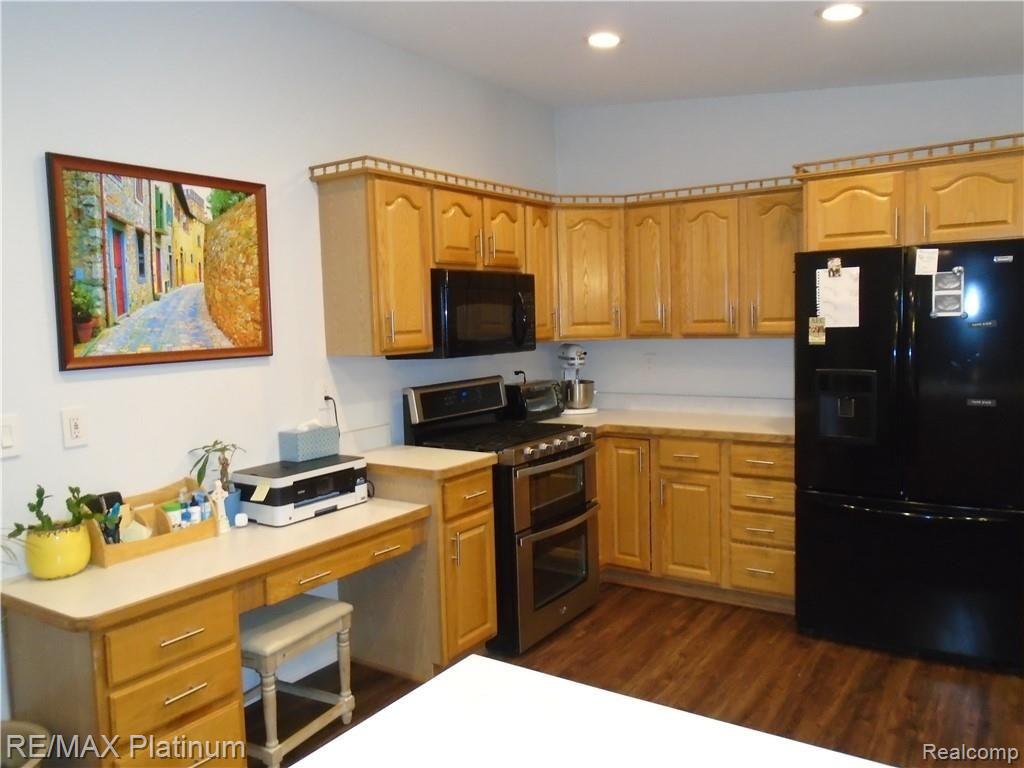3813 Ponchartrain Pinckney, MI 48169 - Photo 4 of 21 kitchen 3.jpg