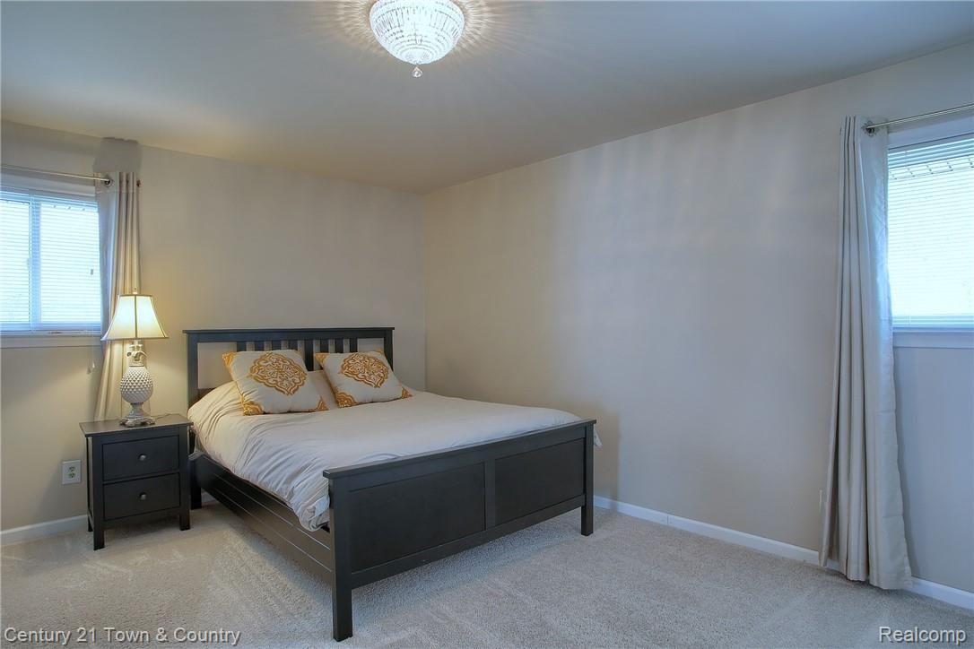 2300 Kingsford Road Rochester, MI 48309 - Photo 18 of 32 18-Master Bedroom.jpg