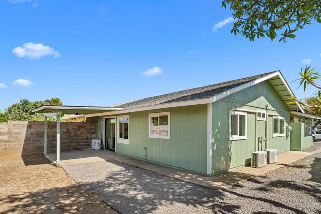 a view of a backyard