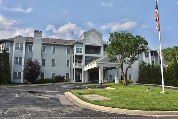 $205,000 | 17800 Bolger Road, Unit 101, Independence, MO 64055