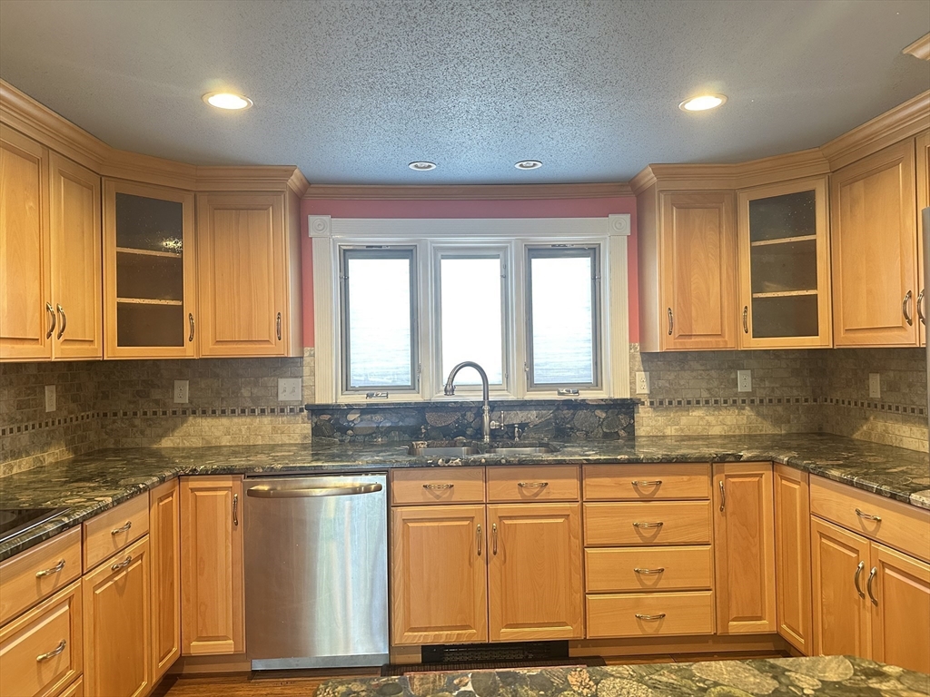 36 Crescent Drive Ludlow, MA 01056 - Photo 3 of 32