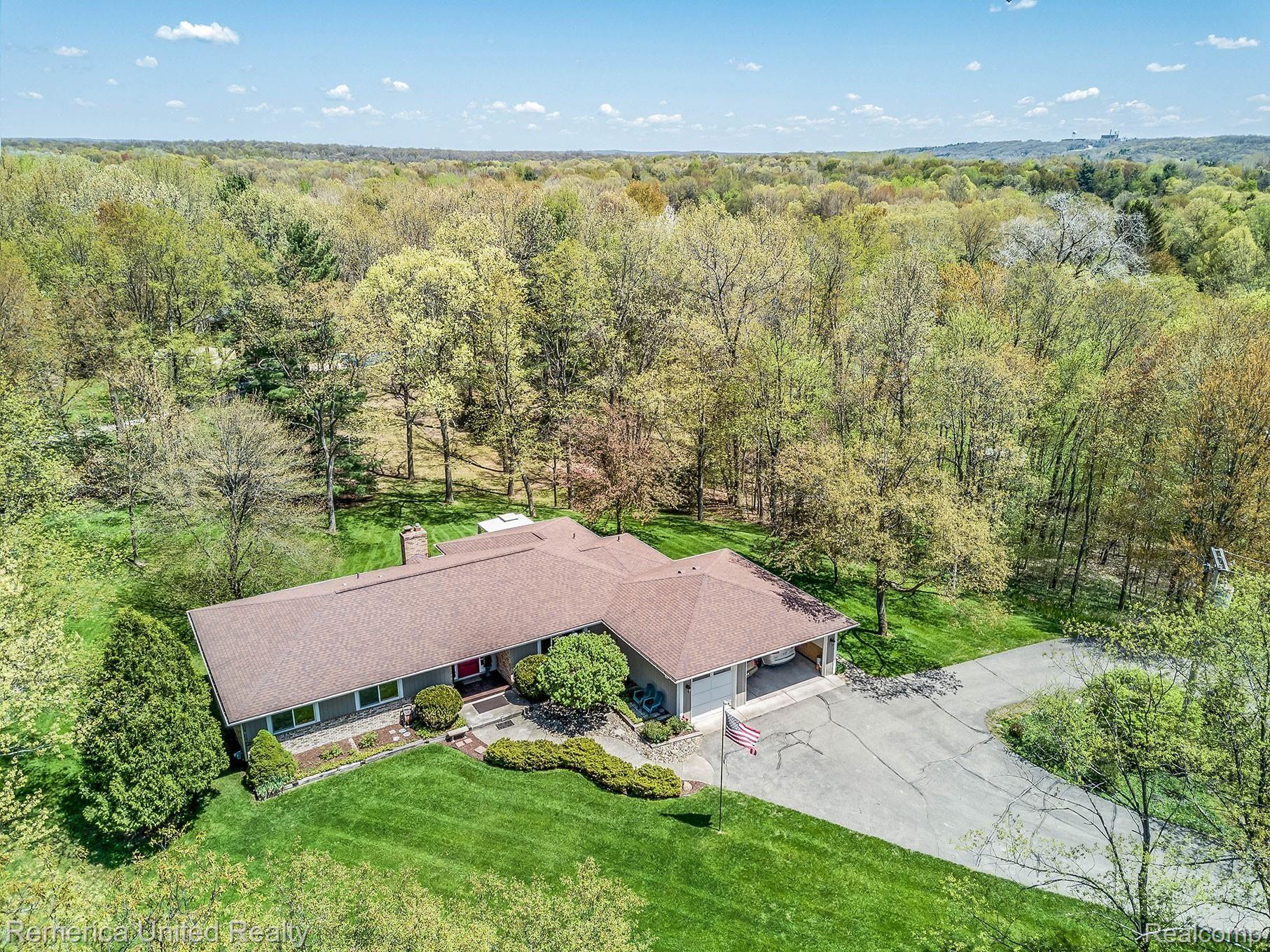 11235 Newman Road Brighton, MI 48114 - Photo 37 of 41 DJI_0176.jpg