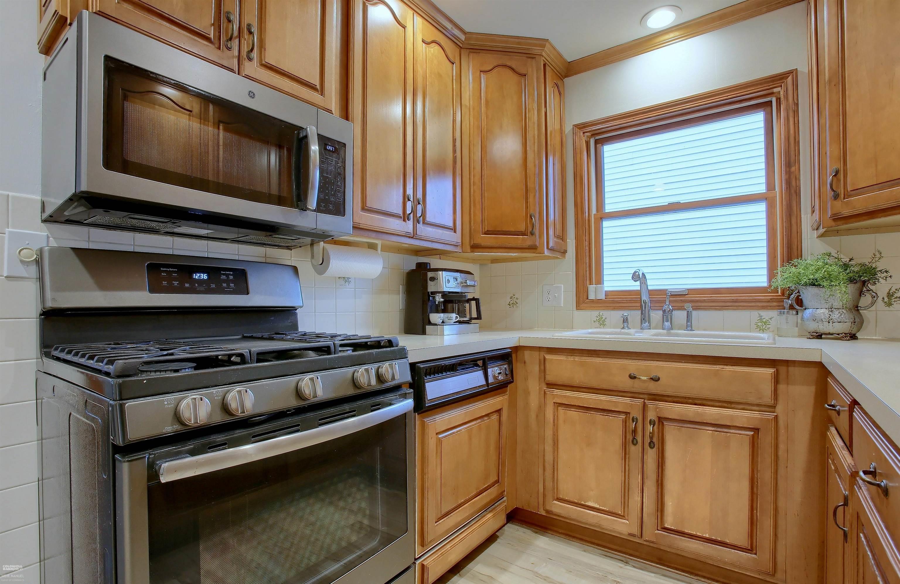 2168 Hampton Road Grosse Pointe Woods, MI 48236 - Photo 10 of 26