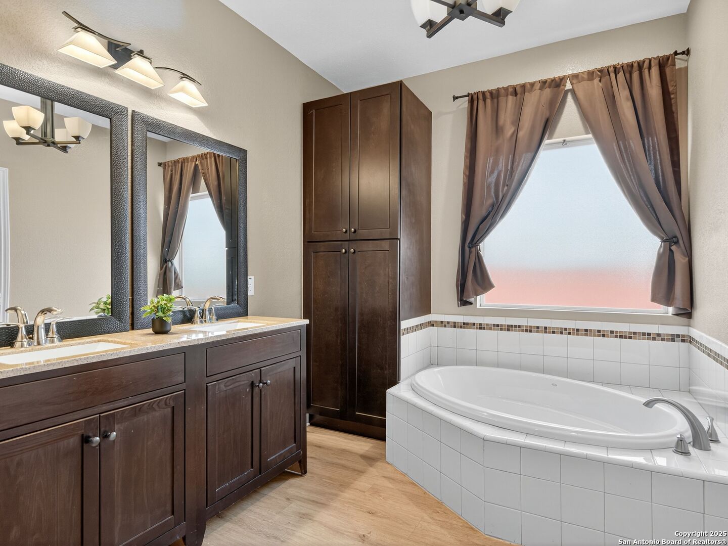 605 Meadow Gate Converse, TX 78109 - Photo 19 of 27 a bathroom with a bathtub sink and mirror