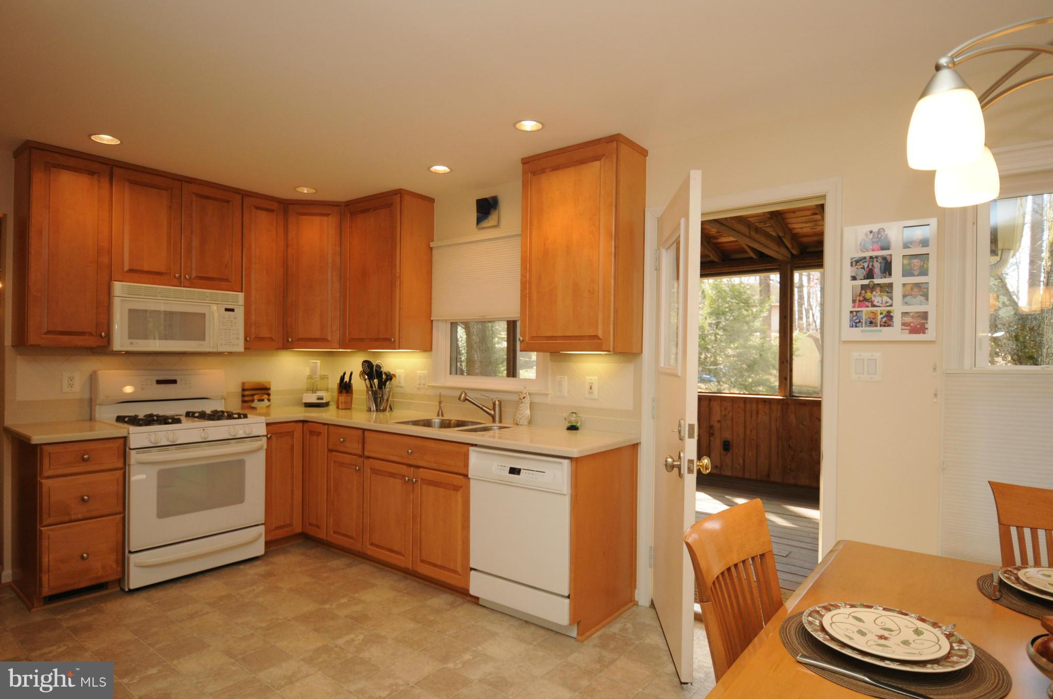 7123 Hanks Place Springfield, VA 22153 - Photo 8 of 27 Kitchen