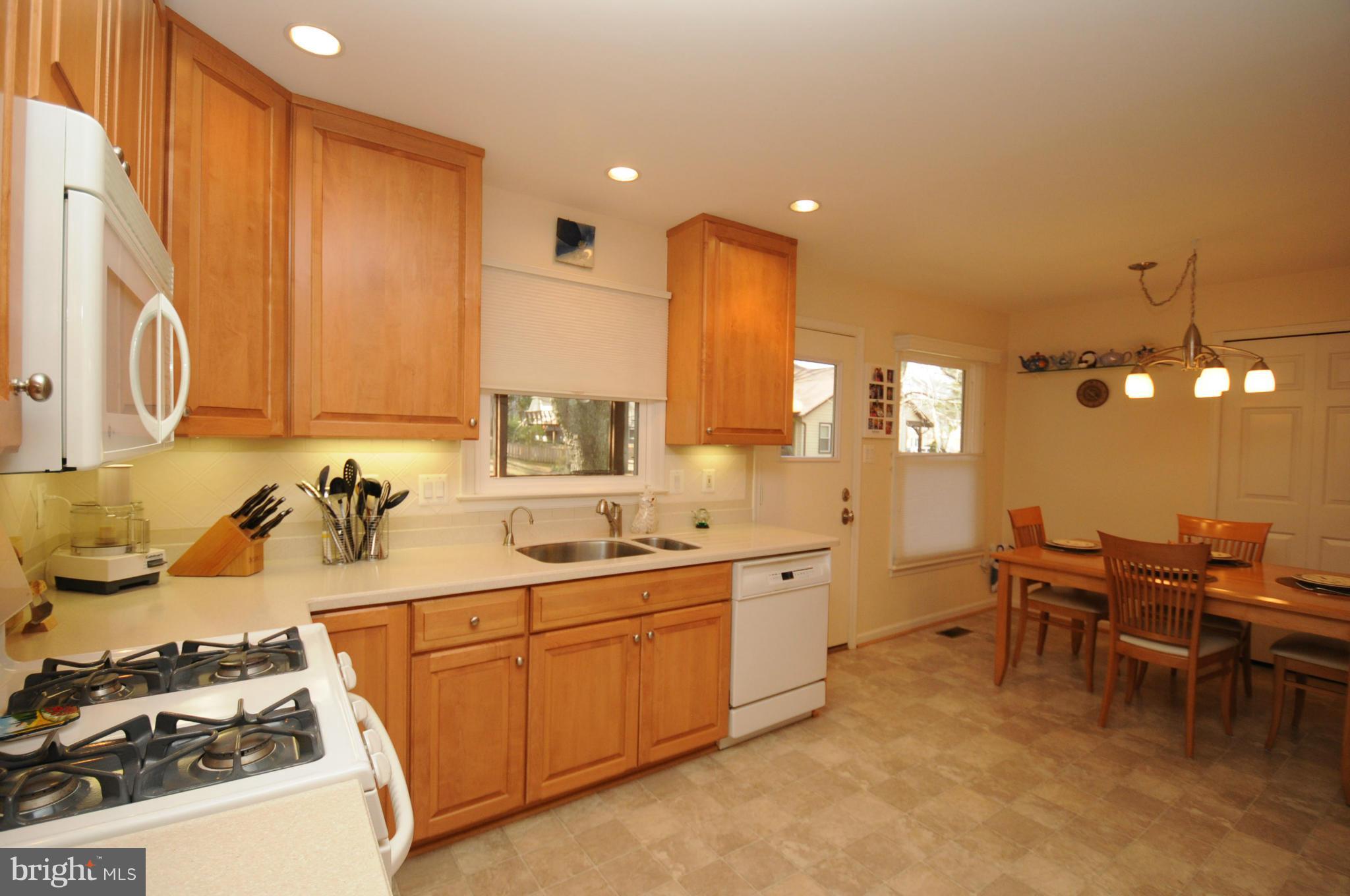 7123 Hanks Place Springfield, VA 22153 - Photo 9 of 27 Kitchen
