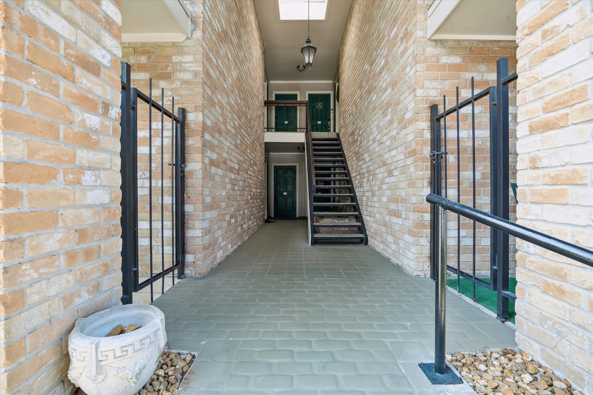 2230 South Piney Point Road, Unit 103 Houston, TX 77063 - Photo 27 of 28 First floor living!