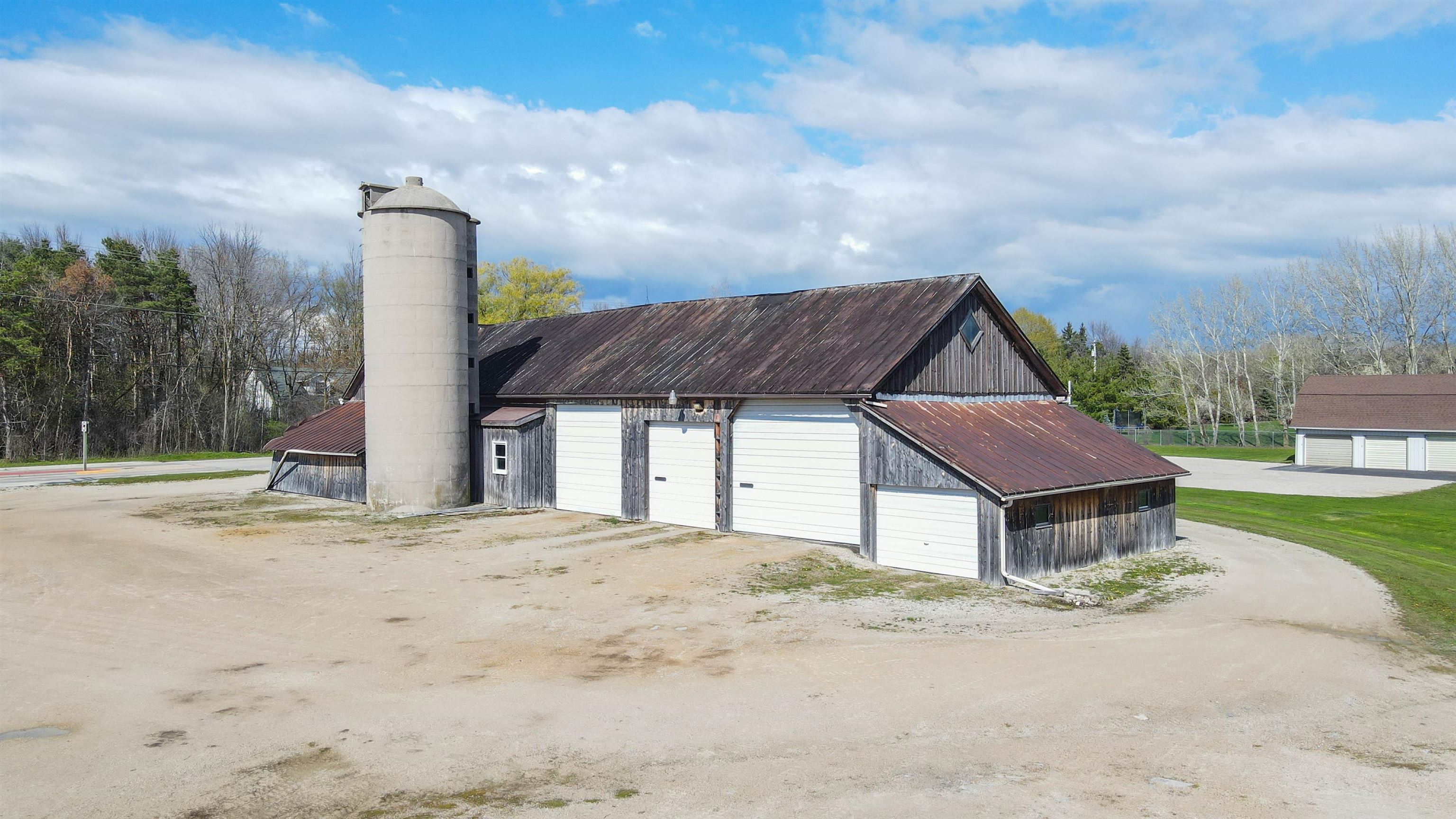 W6471 Manitowoc Road Menasha, WI 54952 - Photo 5 of 11