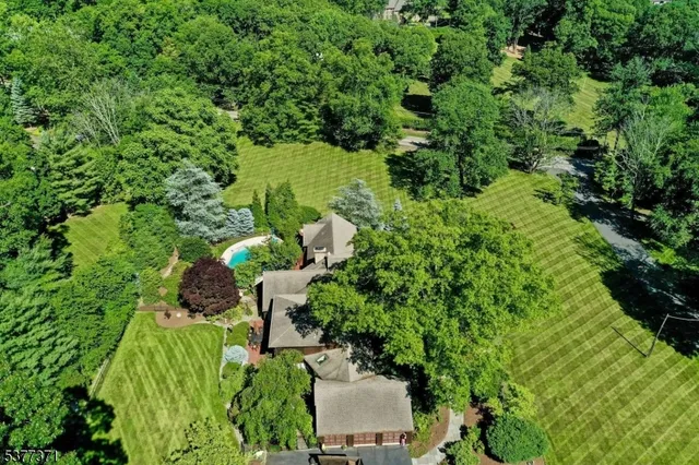 $2,850,000 | 33 Woodfield Lane, Saddle River, NJ 07458