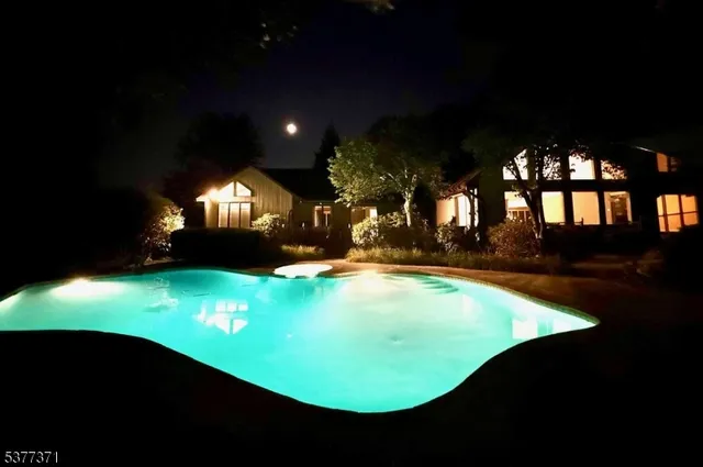 $2,850,000 | 33 Woodfield Lane, Saddle River, NJ 07458