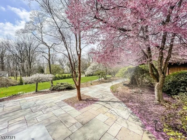 $2,850,000 | 33 Woodfield Lane, Saddle River, NJ 07458