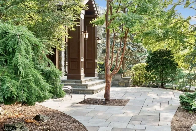 $2,850,000 | 33 Woodfield Lane, Saddle River, NJ 07458