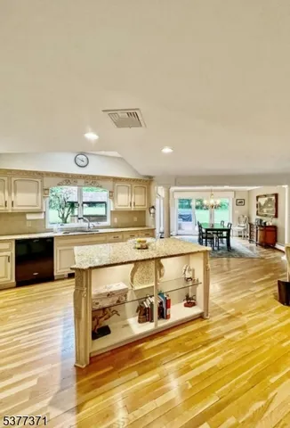 $2,850,000 | 33 Woodfield Lane, Saddle River, NJ 07458