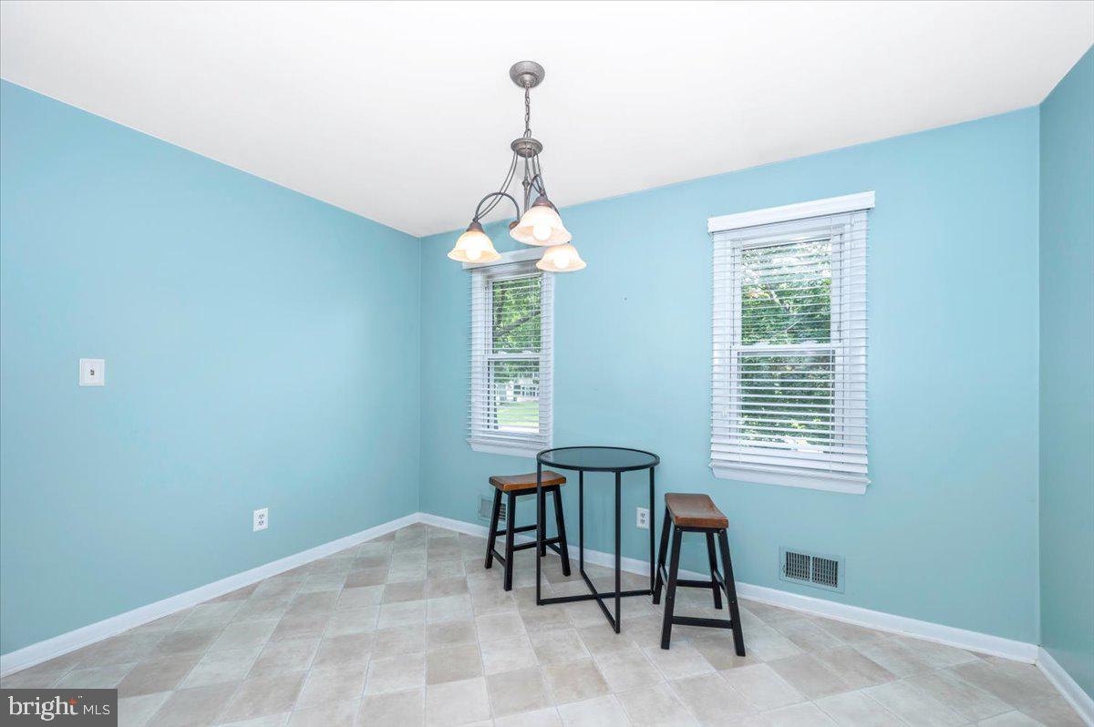 17125 Hoskinson Road Poolesville, MD 20837 - Photo 15 of 60 Large Breakfast Nook