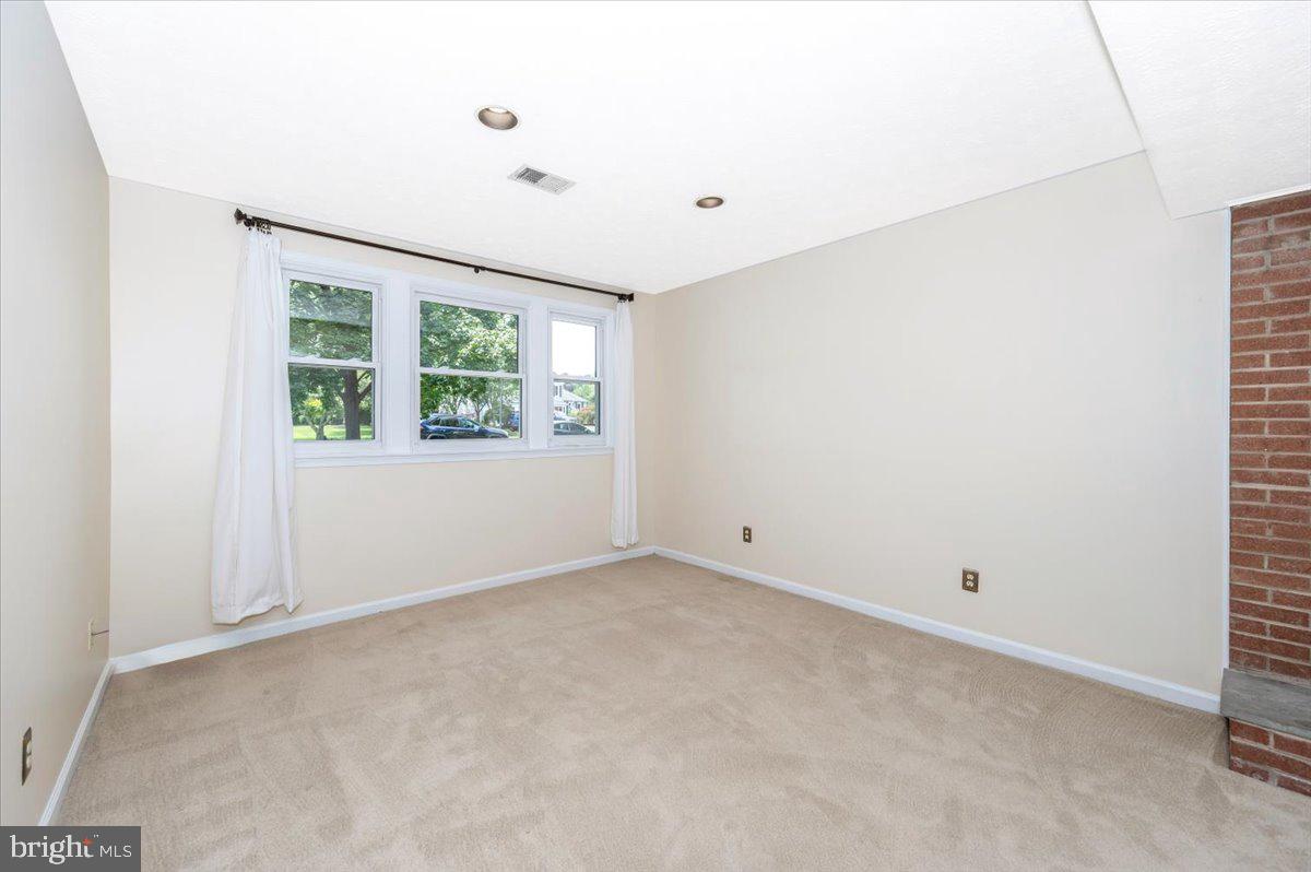 17125 Hoskinson Road Poolesville, MD 20837 - Photo 37 of 60 A perfect nook for an office!