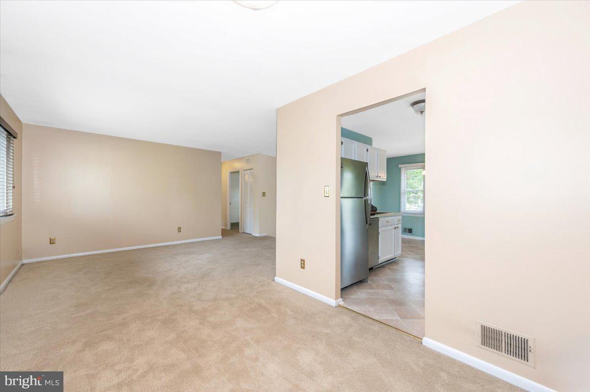 17125 Hoskinson Road Poolesville, MD 20837 - Photo 8 of 60 DR looking through into Kitchen
