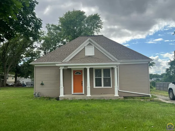 $140,000 | 1002 1st Street, Hiawatha, KS 66434