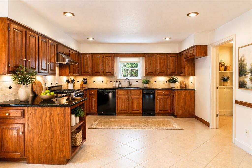 2405 Springpark Way Richardson, TX 75082 - Photo 9 of 40 kitchen virtually staged