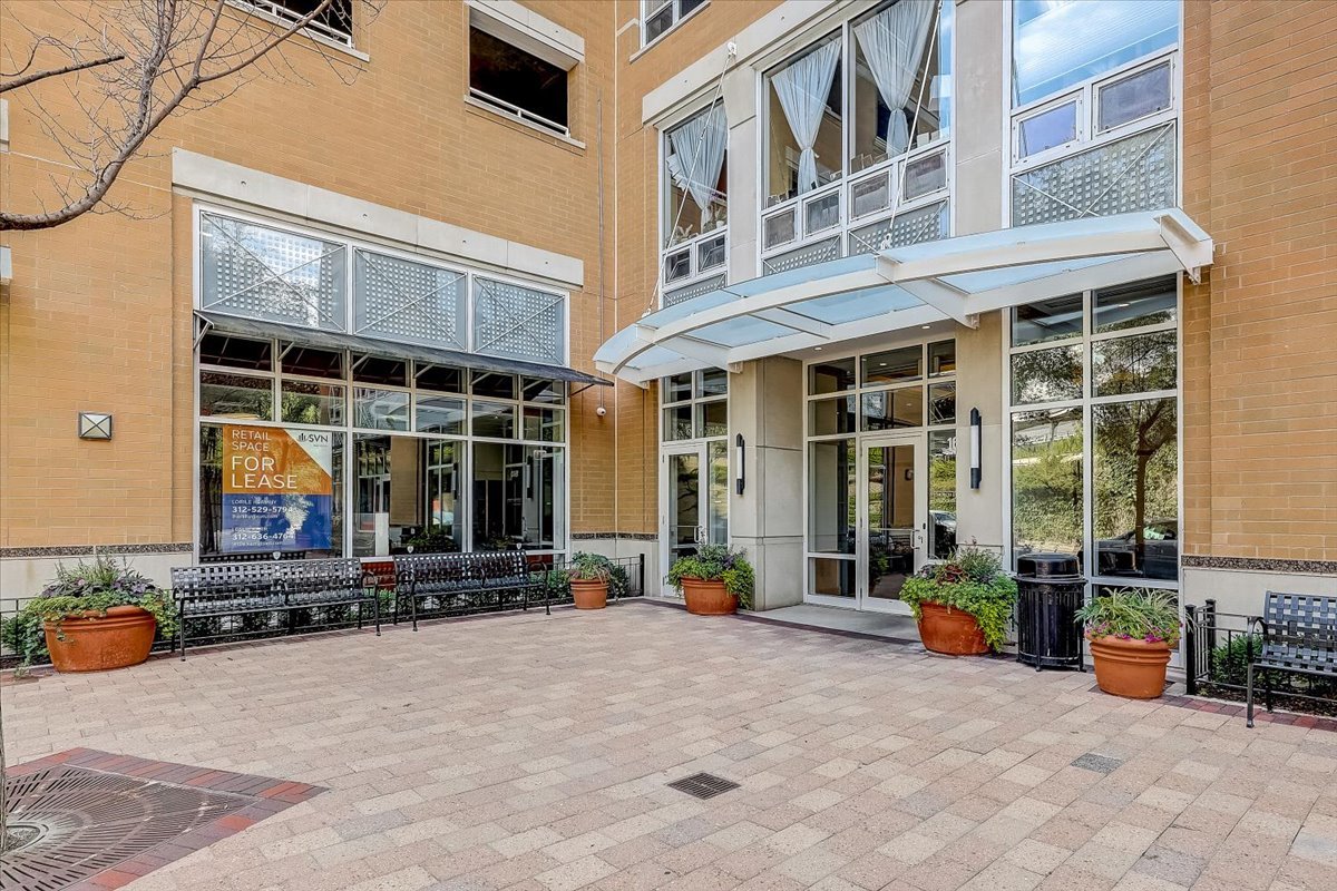 1640 Maple Avenue, Unit 1505 Evanston, IL 60201 - Photo 2 of 29