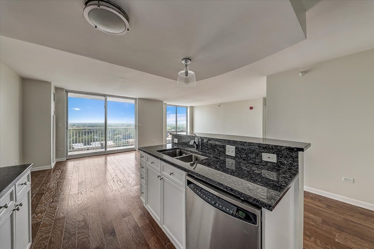 1640 Maple Avenue, Unit 1505 Evanston, IL 60201 - Photo 8 of 29