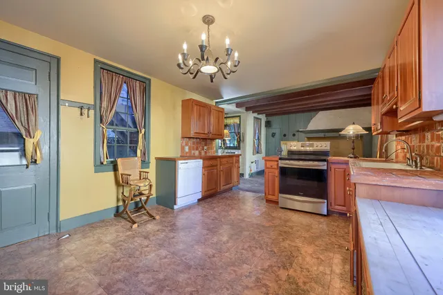 $423,000 | 2 South Charlotte Street, Manheim, PA 17545