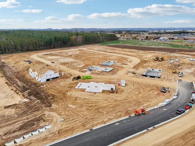 $643,900 | 144 Goldenrod, Unit LOT 16, Prairie du Sac, WI 53578