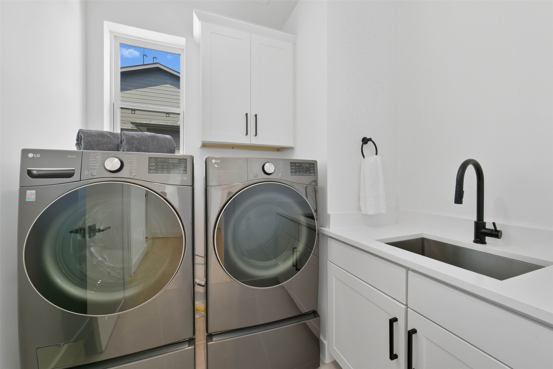 3006 Lamar Street Houston, TX 77003 - Photo 33 of 46 a utility room with sink dryer and washer